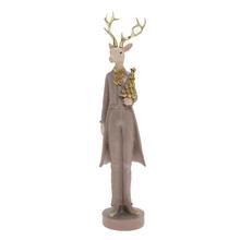 Béžový jelen s parohy a figurkou v ruce.