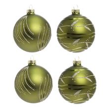 Sada skleněných vánočních koulí v zelené barvě s dekorativním vzorem.