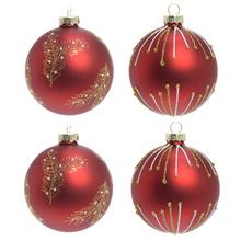 Sada čtyř červených skleněných vánočních koulí s dekorativním vzorem.