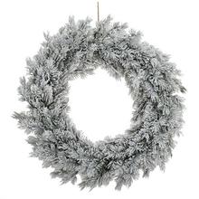 Vánoční věnec z jedle se zasněženými šiškami.