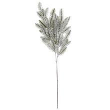 Zelená zasněžená větvička čečiny o délce 76 cm.