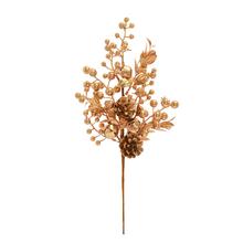 Umělá větev se zlatými bobulemi, rolničkami a šiškami.