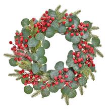 Vánoční věnec s červenými bobulemi a eukalyptem.