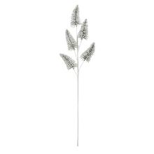 Umělá větev čečiny se zimním designem v zelené a bílé barvě.