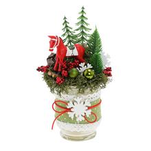 Vánoční aranžmá s červeným koníkem a zelenými stromečky.