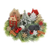 Vánoční aranžmá s domečky a svíčkou