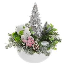 Vánoční aranžmá s bílou miskou a dekoracemi.