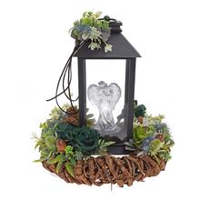 Smuteční vazba s lampionem a květinovou dekorací.