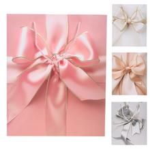 Dárková taška s mašlí v různých barvách.