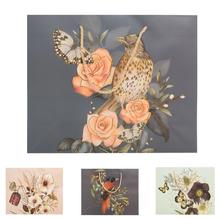 Dárková taška s květinovým vzorem a motýly.