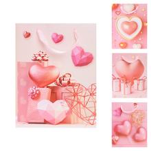 Dárková taška se srdíčky v růžových odstínech.