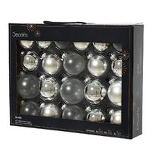 Sada skleněných vánočních koulí ve stříbrných odstínech.