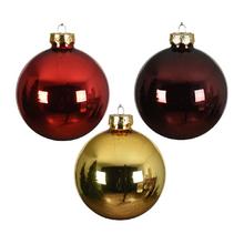 Vánoční koule v lesklé a matné zlaté a červené barvě.