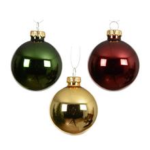 Vánoční koule v lesklé a matné zelené, červené a zlaté barvě.
