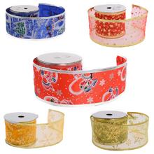 Vánoční stuhy v mixu barev a vzorů.