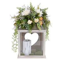 Smuteční vazba s květinami ve dřevěné lucerně ve tvaru srdce.