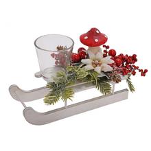 Vánoční aranžmá s pohárem a dekoracemi.