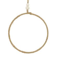 Kruhový věšák z juty.