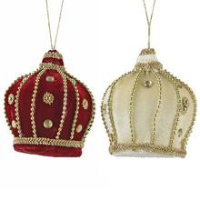 Závěsná ozdoba ve tvaru korunky v červené a bílé barvě.