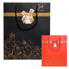 Dárková taška se zlatým ornamentem.