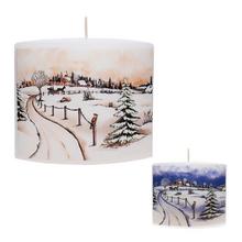 Vánoční svíčka s krajinou a zimním motivem.