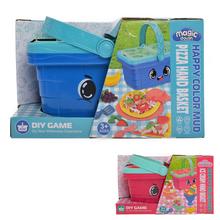 Modrý košík s usmívající se tváří a zeleným držadlem.