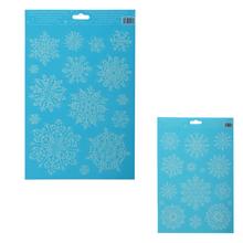 Vánoční fólie na okna se sněhovými vločkami.