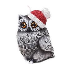 Figurka sova s červenou čepicí