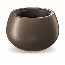 Kulatý květináč s vložkou v hnědé barvě.