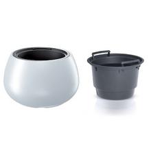 Bílý kulatý květináč s vložkou.