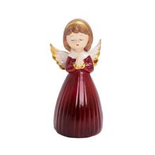 Dekorační anděl v červeném oblečení se zlatými detaily.