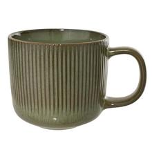 Keramický hrnek s glazurou v zelené barvě.