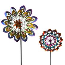 Dvě kovové vrtulky venkovní s barevným designem.