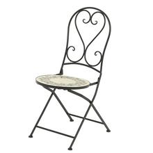 Venkovní ocelová židle s dekorativním designem.