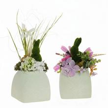 Jarní aranžmá v hrníčku s květinami.