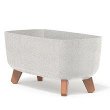 Bílý květináč Gracia z ekologického dřeva na nožičkách.