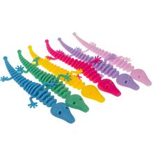 Náramky z elastických kostí v různých barvách.