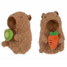 Kovový přívěsek s plyšovou kapybarou