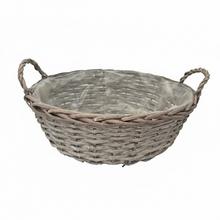 Malý dárkový koš z proutí s uchy.