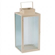 Béžový kovový lampáš s průhledným sklem.