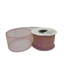 Růžová síťková stuha na aranžování.