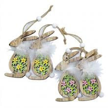 Dřevění zajíčci na zavěšení s květinovým vzorem.