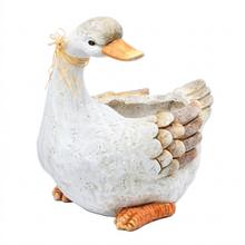 Keramická husa s květinovým obalem.